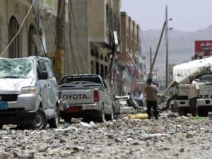 مدنيون يفرون من قصف التحالف لميناء الحديدة في اليمن
