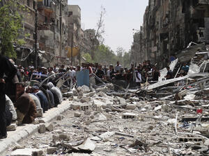 عشرات الغارات الجوية ومئات القذائف والصواريخ تنهال على مخيم اليرموك