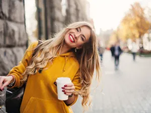 المرأة ذات البشرة الفاتحة ينبغي عليها اختيار معطف بدرجات الأصفر 