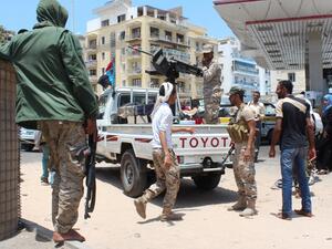 Forces loyal to the Saudi-backed Yemeni president stand guard in the West of the southern Yemeni city of Aden on April 11, 2016. (AFP/Saleh al-Obeidi)