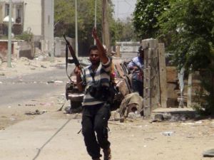 مقاتل من الموالين للرئيس هادي خلال اشتباكات قرب المقر الرئاسي في عدن
