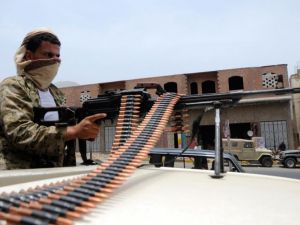 استعادت القوات الحكومية بدعم من طيران التحالف العربي بقيادة سعودية مواقع هامة في الضواحي الغربية والجنوبية لتعز