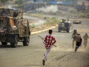 Yemeni tribesmen from the Popular Resistance Committees, supporting forces loyal to President Abedrabbo Mansour Hadi, hold a position during clashes with Houthi rebels west of Taiz, on March 21, 2016. (AFP/Ahmad al-Basha)
