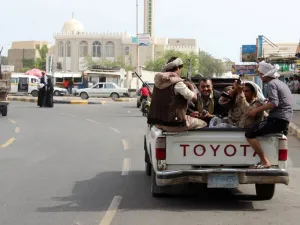 الاشتباكات جاءت رغم دخول اتفاق سريان وقف إطلاق النار في اليمن يومه الثالث