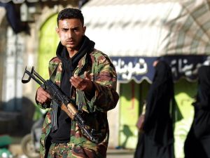 استهداف الحوثيين بغارات جوية مكثفة وقصف من  البارجات البحرية على عدن