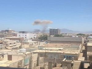 هجوم بسيارة مفخخة، استهدف موكبا أثناء مروره بأحد التقاطعات الرئيسية بعدن