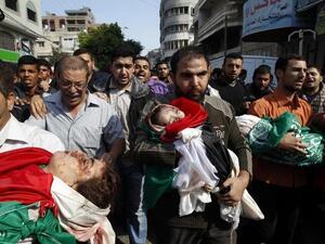 فلسطينوين يشيعون ضحايا عائلة الدلو في غزة الاثنين/أ.لإ.[