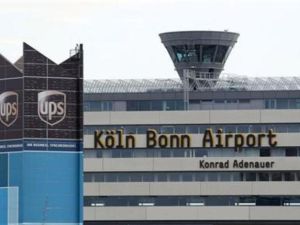 اعلان لشركة يونايتد بارسيل للشحن الجوي في مطار كولونيا-بون قرب كولونيا بألمانيا 