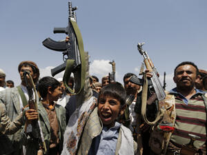 ررد المشاركون في المسيرة هتافات مطالبة بإسقاط الحكومة وإلغاء قرار رفع أسعار المشتقات النفطية