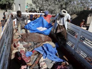 جثث من القتلى اليمنيين في مدينة الحديدة جراء غارات التحالف الذي تقوده السعودية