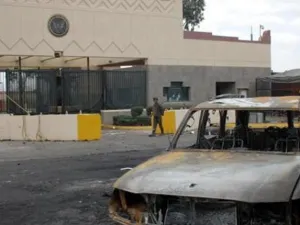جندي يقف حراسة امام السفارة الامريكية في صنعاء