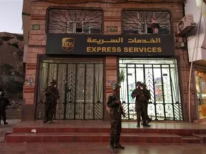 عناصر من الجيش اليمني تنتشر في الشوارع للسيطرة على الإحتجاجات
