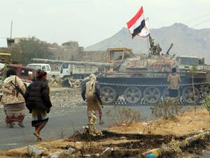 Yemeni fighters loyal to Yemen's exiled President Abedrabbo Mansour Hadi, drive a tank during clashes with Shia Houthi rebels in the country's third-city of Taiz on December 19, 2016. (AFP/Ahmad al-Basha)