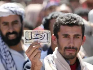 محتج مناهض للحكومة يشارك في تظاهرة في صنعاء
