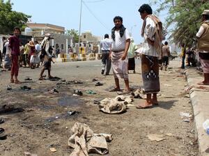 Yemenis gather at the site of a twin bombing that targeted Yemeni forces in the southern city of Aden on May 23, 2016. (AFP/Saleh al-Obeidi)