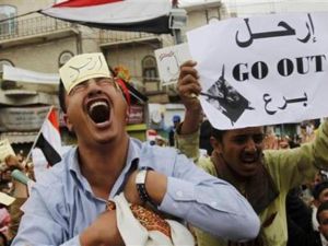 محتجون يمنيون يطالبون برحيل الرئيس صالح/ أرشيفية