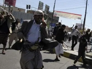 موالون للحكومة في اليمن يطاردون محتجين في صنعاء
