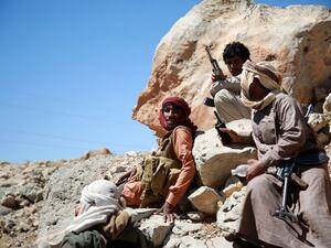 Yemeni tribesmen from the Popular Resistance Committees, forces loyal to Yemen's Saudi-backed President, hold a position during a fight against Shiite Houthi rebels on February 10, 2016 west of Maarib city. (AFP/Abdullah al-Qadry)