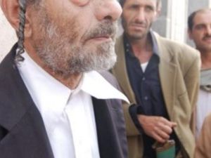 يعيش نهاري والد اليمنية ماشا التي قتلت في اليمن يحتج امام وزارة العدل في صنعاء 