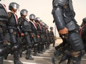 رجال امن يمنيون في عرض عسكري
