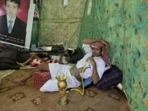 يمني يدخن الارجيلة داخل خيمة في ساحة الاعتصام في صنعاء