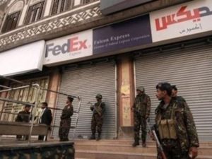 جنود يمنيون امام مكاتب شركة فيديكس للشحن في صنعاء