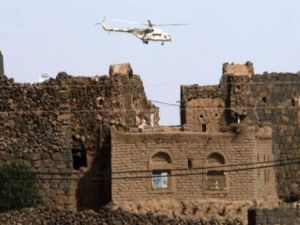 صورة من الارشيف لمروحية تابعة للجيش اليمني تحلق فوق بلدة في الجنوب
