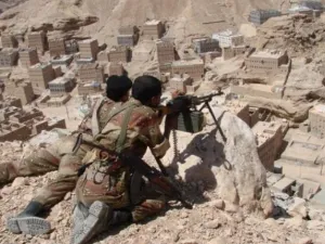 معارك عنيفة دارت مساء الاربعاء بين الجيش اليمني والمقاتلين الاسلاميين الذين ينتمون الى "انصار الشريعة"