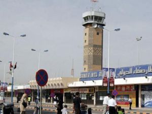 أكد مسؤولون بمطارات صنعاء وعدن والمكلا الاغلاق