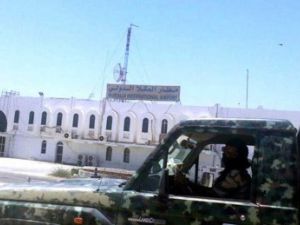 القاعدة تسلم مطار الريان الدولي في حضرموت إلى مجلس أهلي
