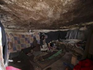 نازحون يمنيون في كهف في منطقة خمير في محافظة عمران
