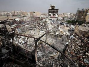 صورة للدمار الناجم عن ضربة جوية على مبنى في صنعاء يوم الاحد

