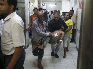 سكان ينقلون مصابا جراء قصف لمستشفى في تعز 
