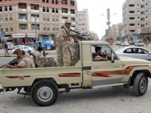 جنود من الجيش اليمني أثناء دورية في مدينة عدن
