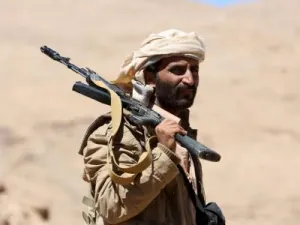 مقاتل موال للحكومة اليمنية بمنطقة قتال قرب صنعاء
