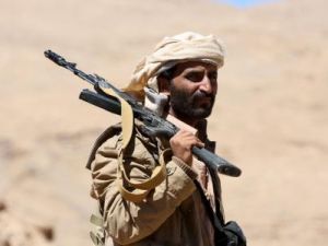 مقاتل موال للحكومة اليمنية بمنطقة قتال قرب صنعاء
