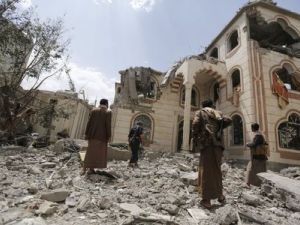 انفجار سيارتين باليمن بعد يوم من مقتل 200 شخص