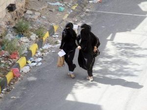 يمنيتان تجريان مبتعدتين عن منطقة تضم مخزنا للاسلحة في اليمن خلال تعرضه للقصف
