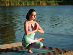 اليوغا تساعد كثيراً في التغلب على مشاكل الهضم (shutterstock.com)