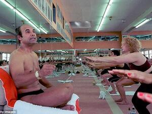 مدرّس اليوغا بيكرام "يختفي" بعد قضايا تحرّش واغتصاب ضده!