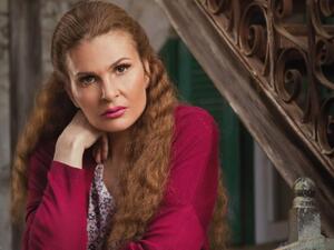 الفنانة يسرا