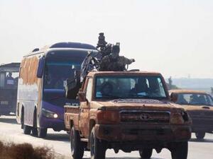 قافلة مقاتلي الزبداني تدخل الأراضي اللبنانية