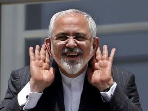 وزير الخارجية الإيراني محمد جواد ظريف لدى حديثه مع صحفي من شرفة الفندق الذي يقيم فيه في فيينا يوم الجمعة
