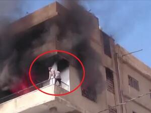 حريق في الزرقاء.. وسيدة تحاول القاء نفسها - يوتيوب