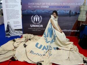 ثوب عالمي من قماش خيمة عائلة لاجئة!
