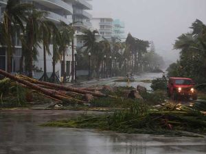 رافعات سقطت وكهرباء انقطعت