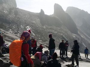 ماليزيا.. زلزال يخلف سائحين مصابين وعالقين على جبل