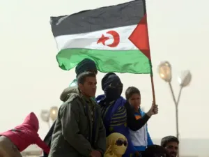 صحراويون يحملون علم البوليساريو خلال احياء الذكرى الاربعين لاعلان الجمهورية الصحراوية الديمقراطية
