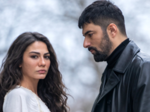 Demet is naked in the shower in new trailer