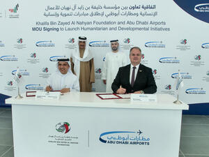 مؤسسة خليفة الإنسانية ومطارات أبوظبي توقعان اتفاقية للتعاون المشترك